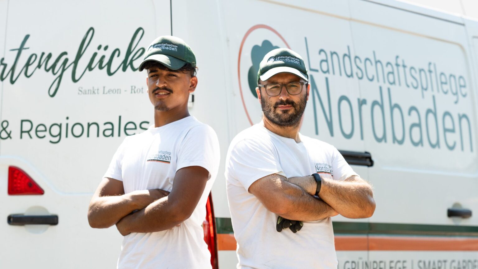 Team Landschaftspflege Nordbaden vor dem Firmenwagen